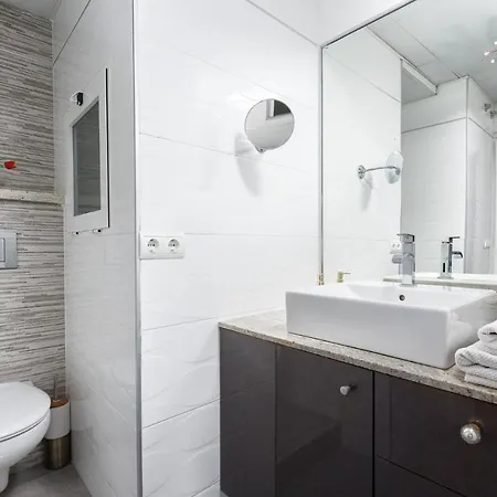Modern Flat In Apartment *