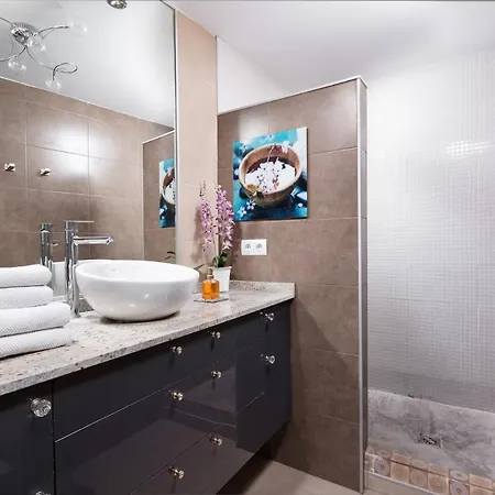 Modern Flat In Apartment *